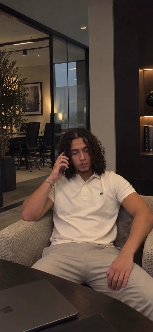 Emry au téléphone
